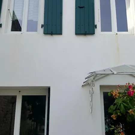 Peaceful House With A Sunny Courtyard And Pool Сент-Мари-де-Ре